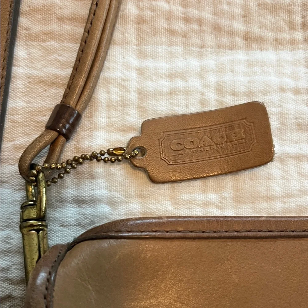 Vintage Coach Tan Leather Crossbody Bag with Gold Hardware - Picture 3 of 10